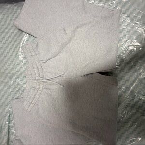 Aritiza TNA woman’s sweatpants